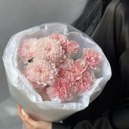 Букет из хризантемы, сортового диантуса и кустовой розы 1