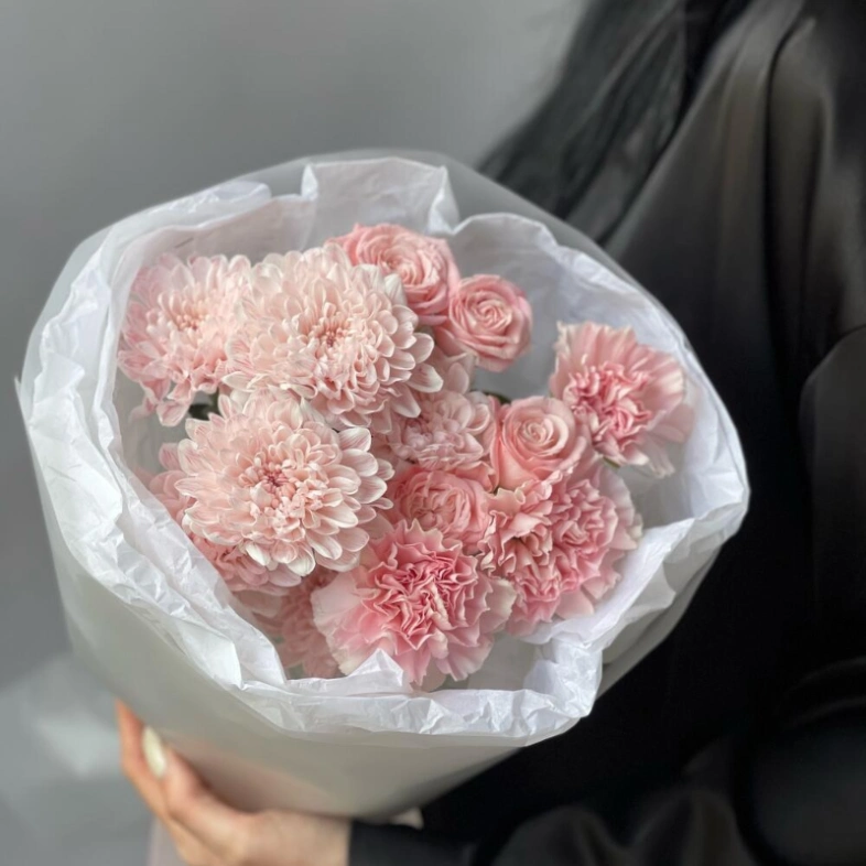 Букет из хризантемы, сортового диантуса и кустовой розы