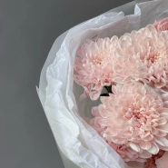 Букет из хризантемы, сортового диантуса и кустовой розы 2