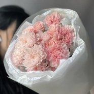 Букет из хризантемы, сортового диантуса и кустовой розы 0