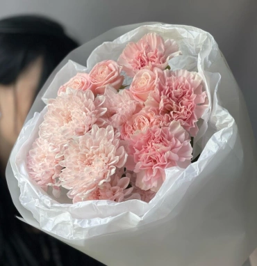 Букет из хризантемы, сортового диантуса и кустовой розы