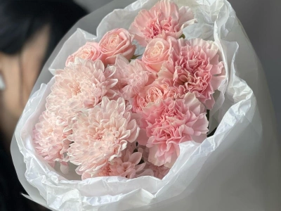 Букет из хризантемы, сортового диантуса и кустовой розы