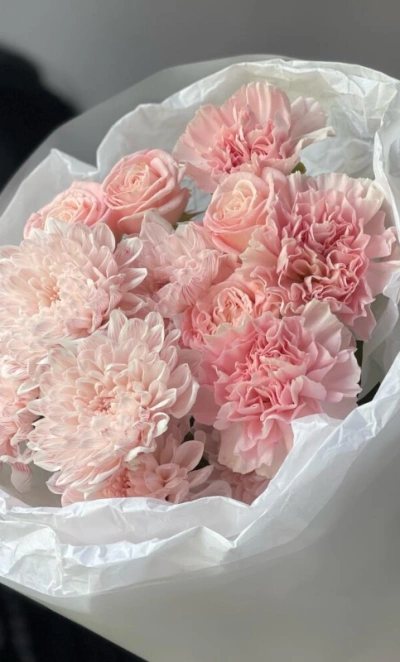 Букет из хризантемы, сортового диантуса и кустовой розы