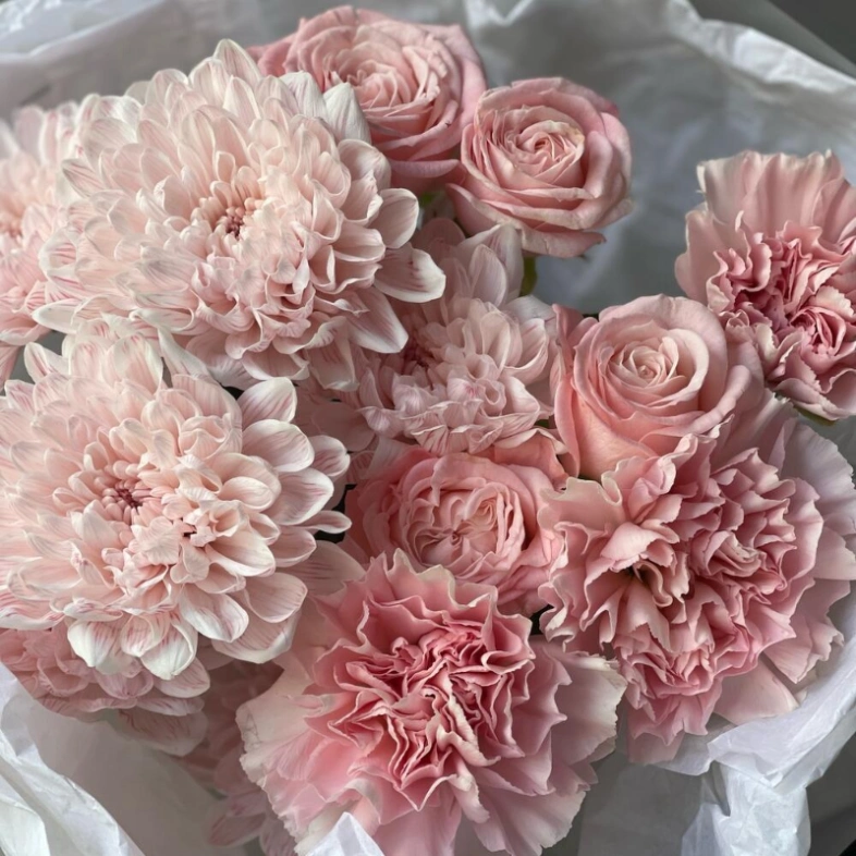 Букет из хризантемы, сортового диантуса и кустовой розы