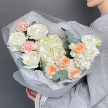 Нежный букет с гортензией