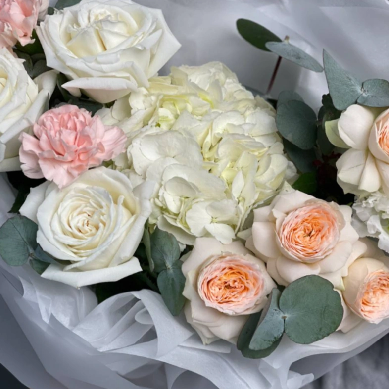 Нежный букет с гортензией