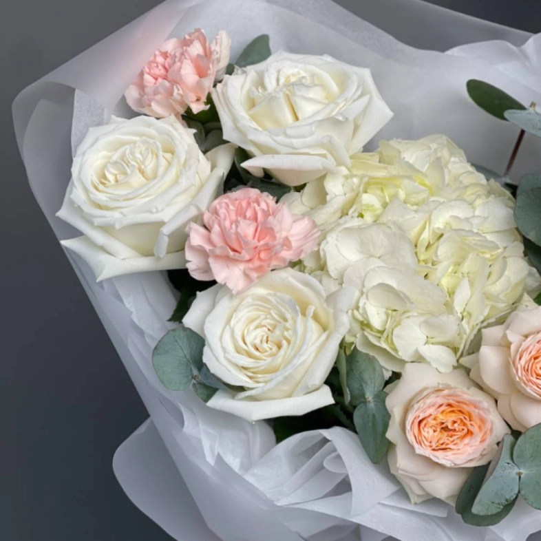 Нежный букет с гортензией