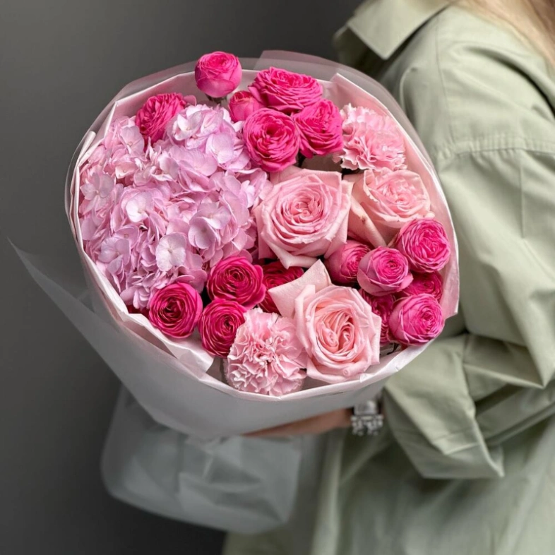 Дуо букет с кустовыми розами и воздушной гортензией