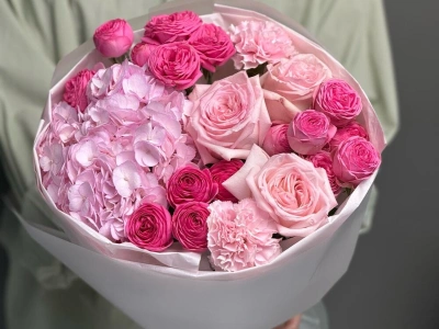 Дуо букет с кустовыми розами и воздушной гортензией