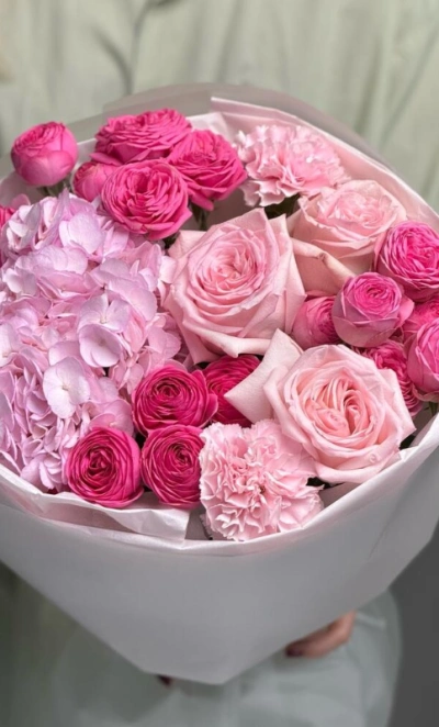 Дуо букет с кустовыми розами и воздушной гортензией