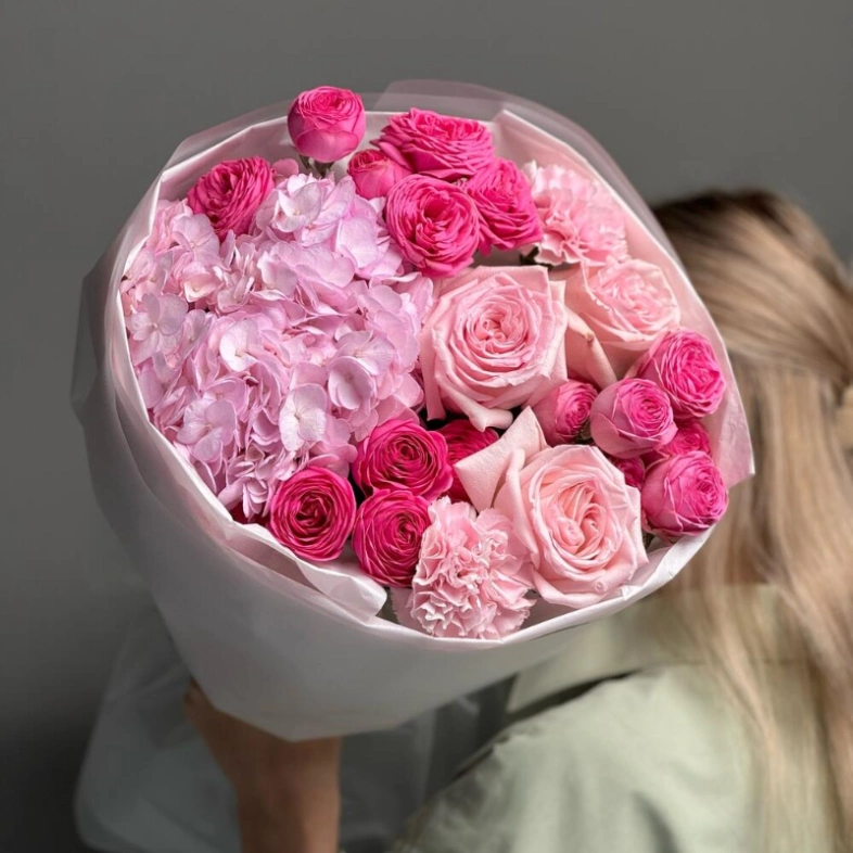 Дуо букет с кустовыми розами и воздушной гортензией