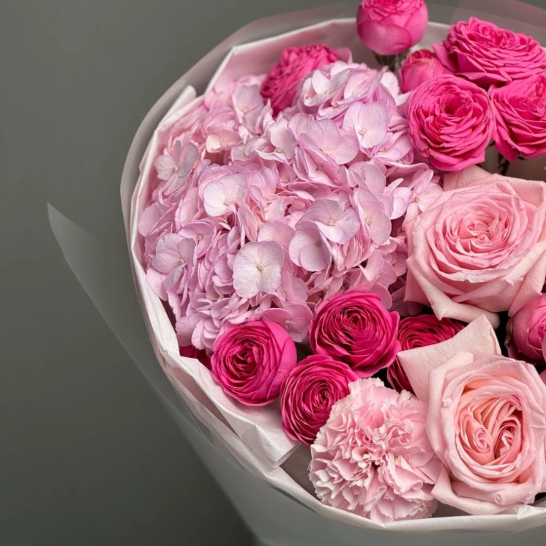 Дуо букет с кустовыми розами и воздушной гортензией