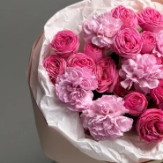 Яркий дуо букет с кустовыми розами и диантусами 2