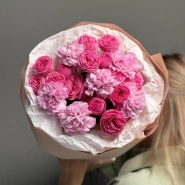 Яркий дуо букет с кустовыми розами и диантусами 4