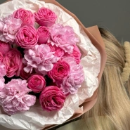 Яркий дуо букет с кустовыми розами и диантусами 3