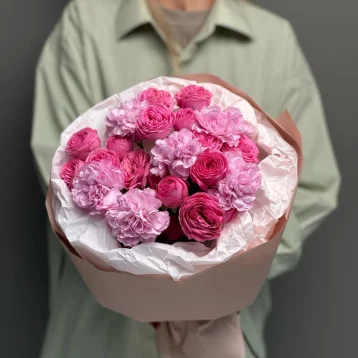 Яркий дуо букет с кустовыми розами и диантусами