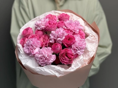 Яркий дуо букет с кустовыми розами и диантусами