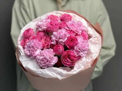 Яркий дуо букет с кустовыми розами и диантусами