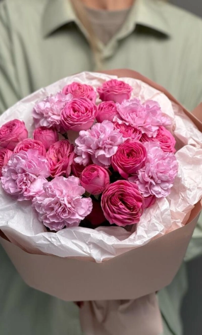 Яркий дуо букет с кустовыми розами и диантусами