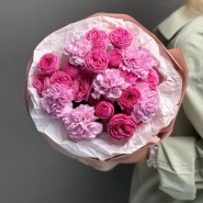 Яркий дуо букет с кустовыми розами и диантусами 1