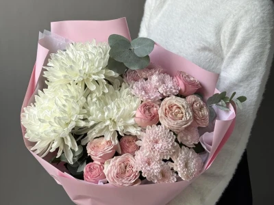 Хризантемы и кустовые пионовидные розы