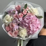 Букет «Miu» с кустовыми розами и гортензией 3