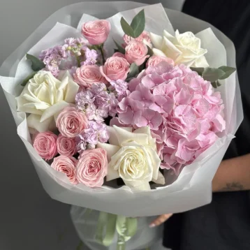 Букет «Miu» с кустовыми розами и гортензией