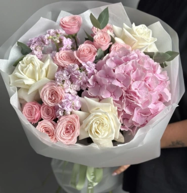Букет «Miu» с кустовыми розами и гортензией