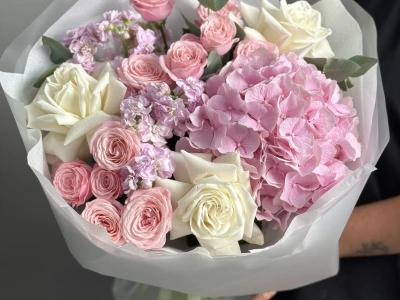 Букет «Miu» с кустовыми розами и гортензией