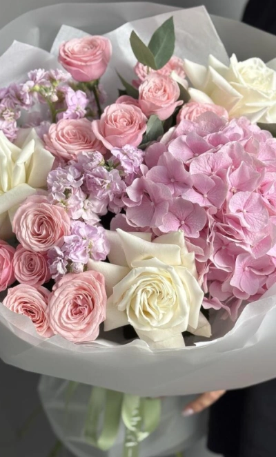 Букет «Miu» с кустовыми розами и гортензией