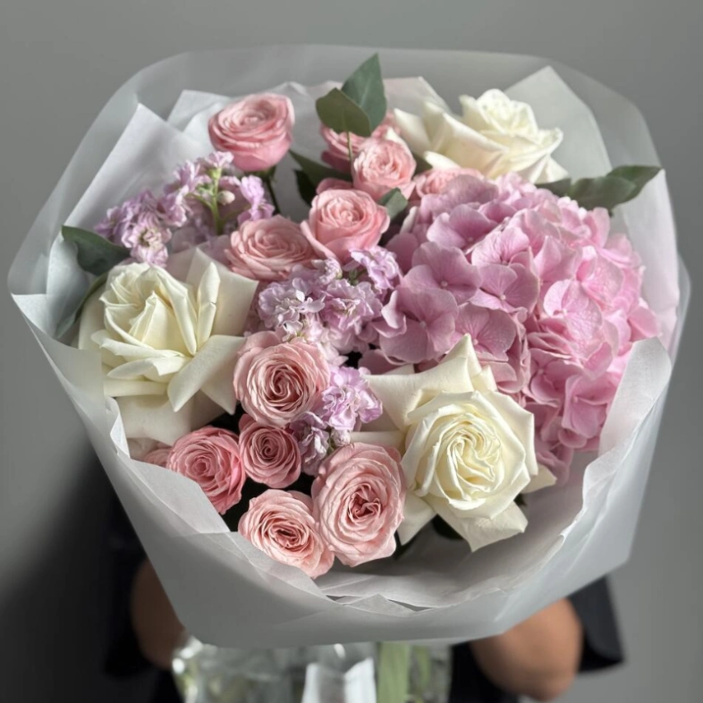 Букет «Miu» с кустовыми розами и гортензией