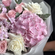 Букет «Miu» с кустовыми розами и гортензией 2