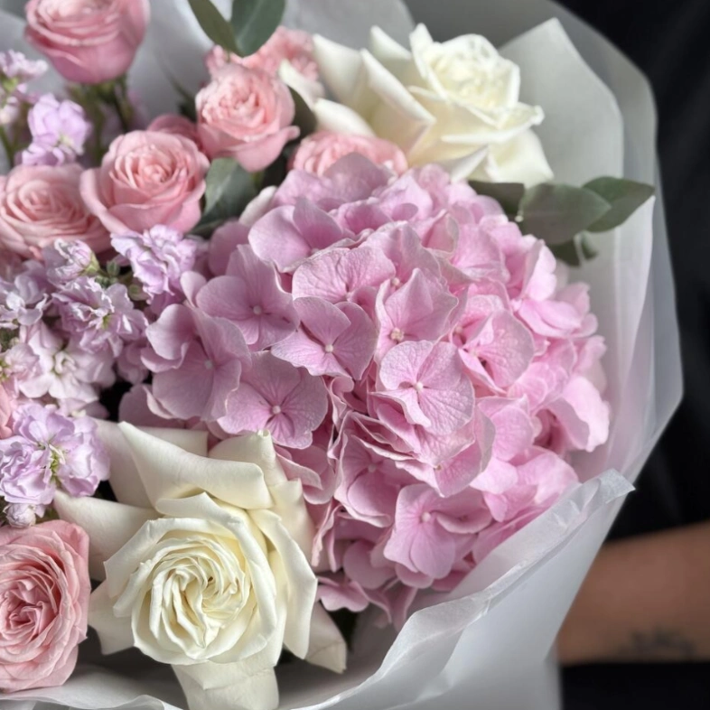 Букет «Miu» с кустовыми розами и гортензией