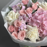 Букет «Miu» с кустовыми розами и гортензией 1