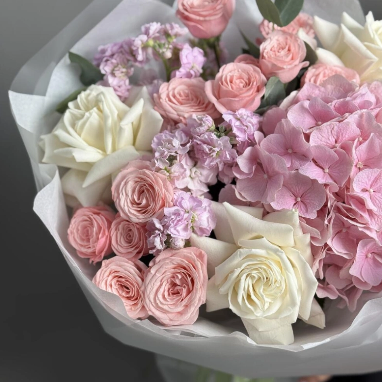 Букет «Miu» с кустовыми розами и гортензией