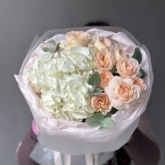 Белая гортензия и кустовая роза Pavlova 0