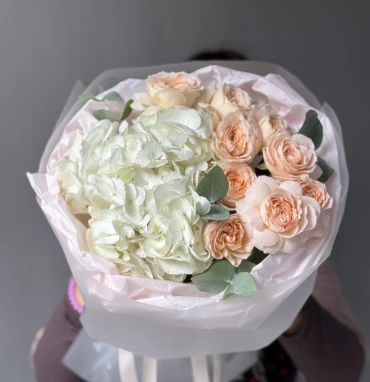 Белая гортензия и кустовая роза Pavlova