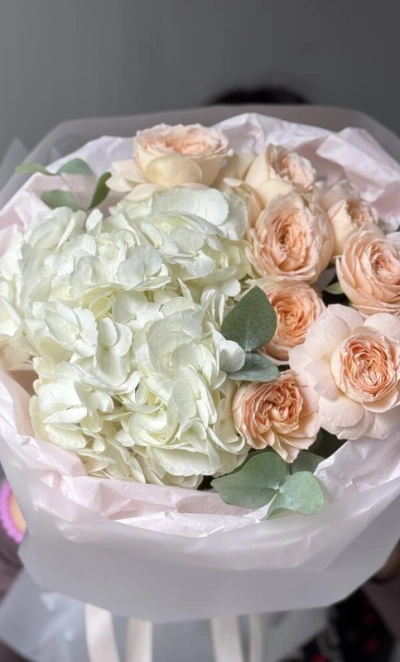 Белая гортензия и кустовая роза Pavlova