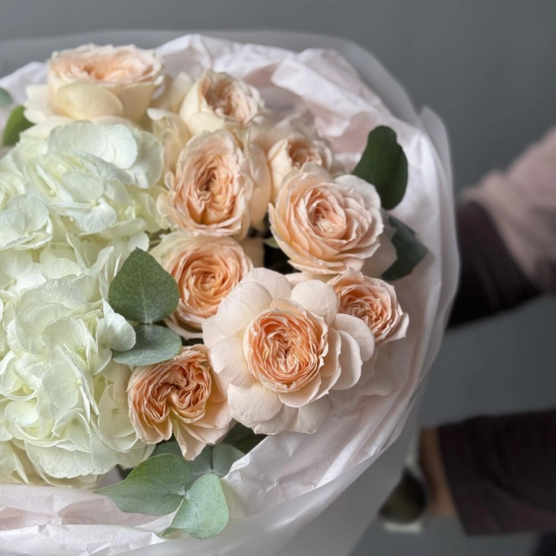 Белая гортензия и кустовая роза Pavlova