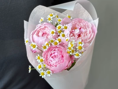 Букет пионы и танацетум