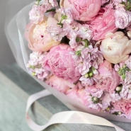 Авторский букет из пионов и маттиолы 3