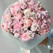 Авторский букет из пионов и маттиолы 2