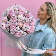 Авторский букет из пионов и маттиолы 0