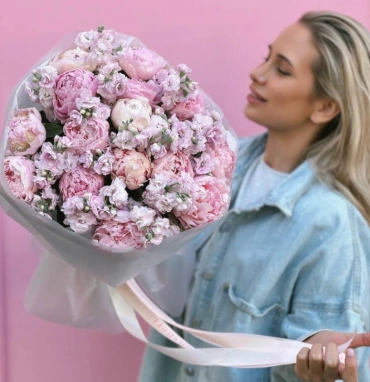 Авторский букет из пионов и маттиолы