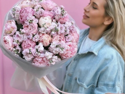 Авторский букет из пионов и маттиолы