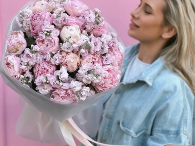 Авторский букет из пионов и маттиолы