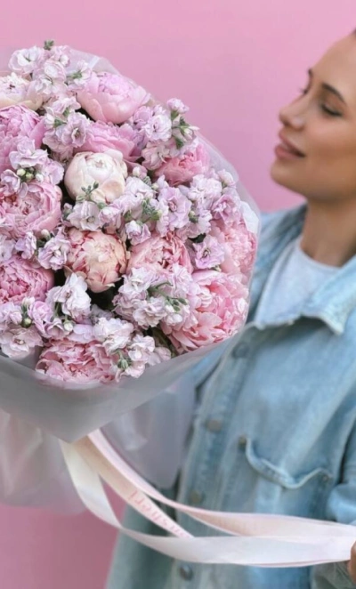 Авторский букет из пионов и маттиолы