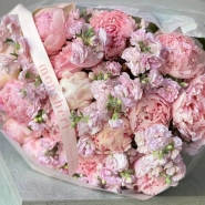 Авторский букет из пионов и маттиолы 4