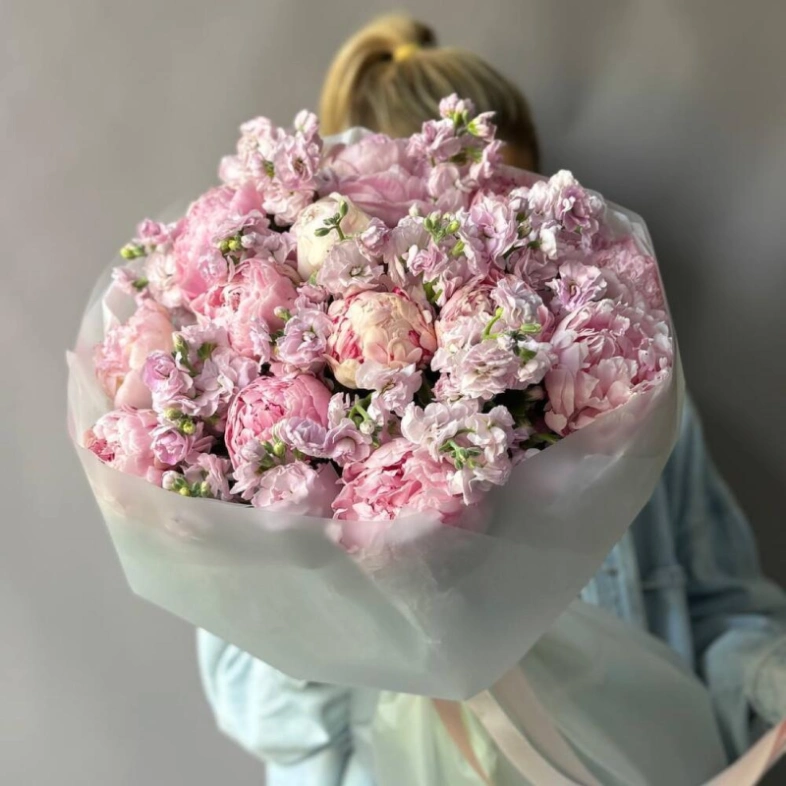 Авторский букет из пионов и маттиолы