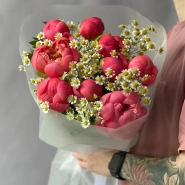 Букет с пионами Корал Шарм и ромашкой 1